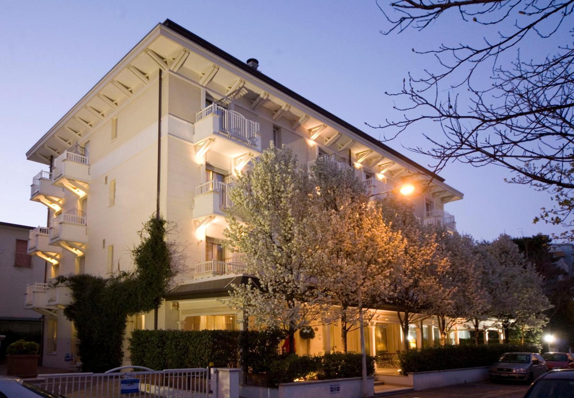 Hotel Maestrale Riccione Exterior foto